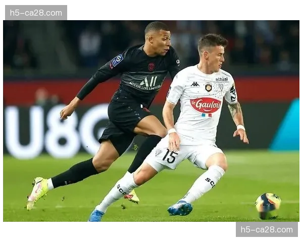 雷恩主场迎战榜首巴黎：临时主帅遭遇伤兵潮，七连胜巴黎剑指三分