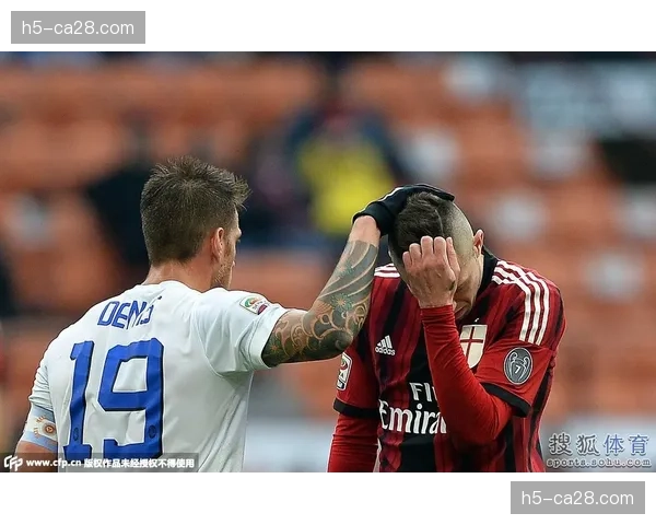 场边镜头:小因扎吉因抗议判罚吃到黄牌,赛后坦言情绪过于激动。 场边镜头:小因扎吉因抗议判罚吃到黄牌,赛后坦言情绪过于激动。