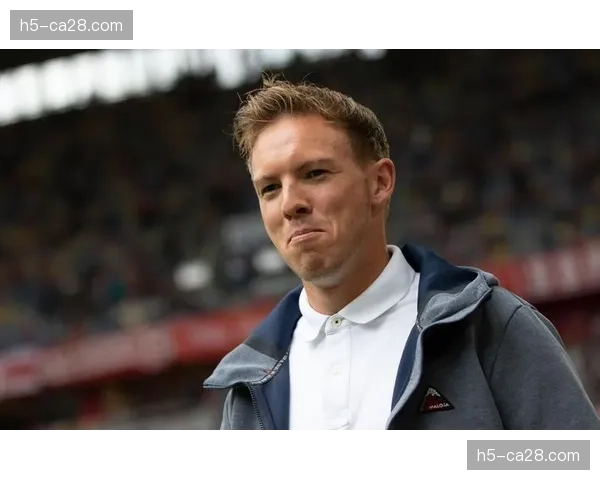 人物特写：纳格尔斯曼回归拜仁后，在训练场上亲自演示“压迫触发”信号。